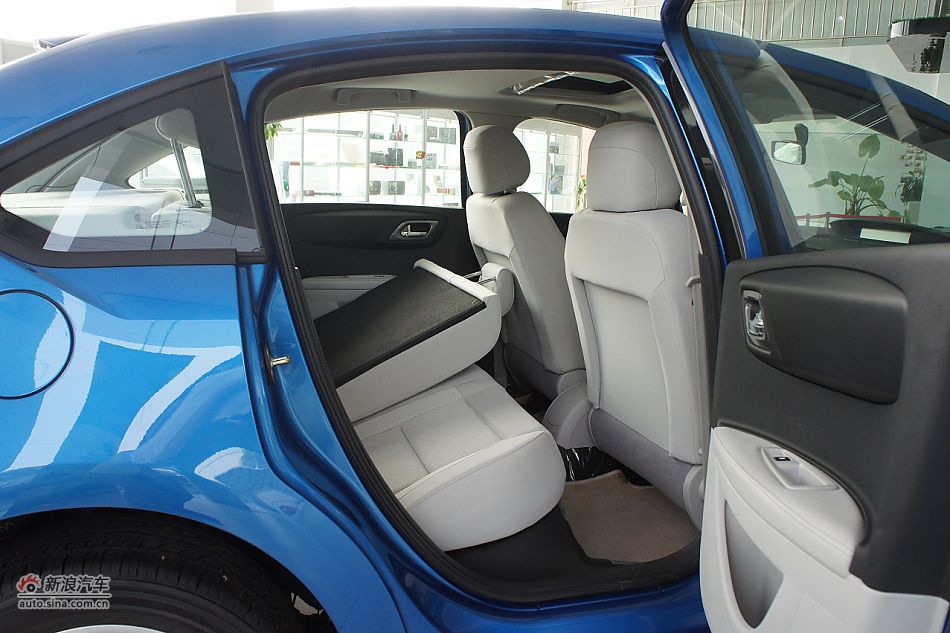 2011款世嘉两厢内饰图片