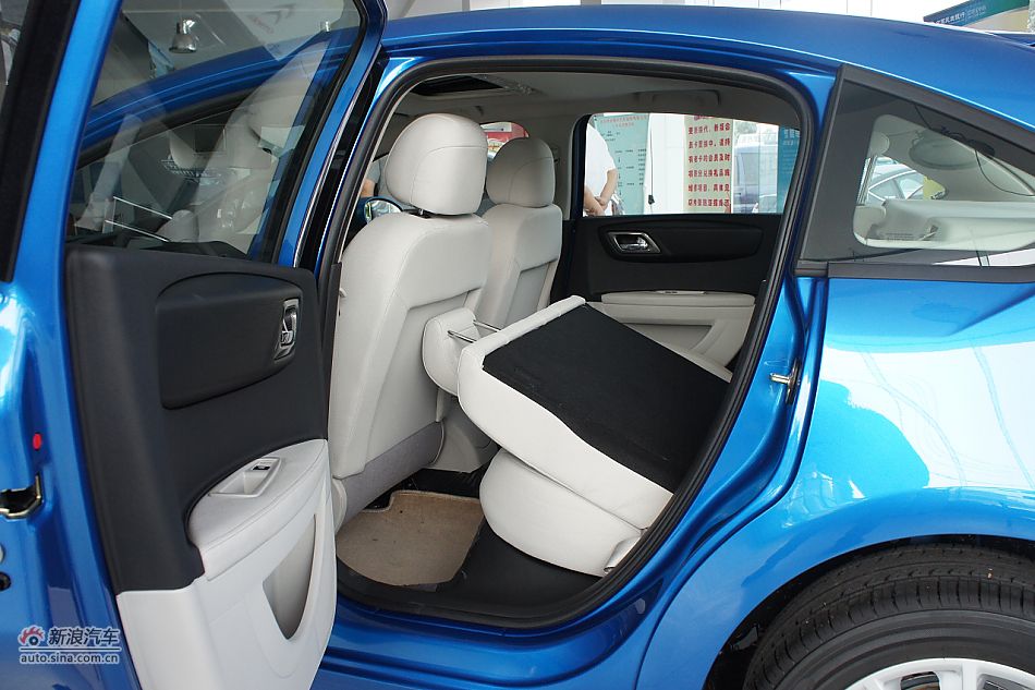 2011款世嘉两厢内饰图片