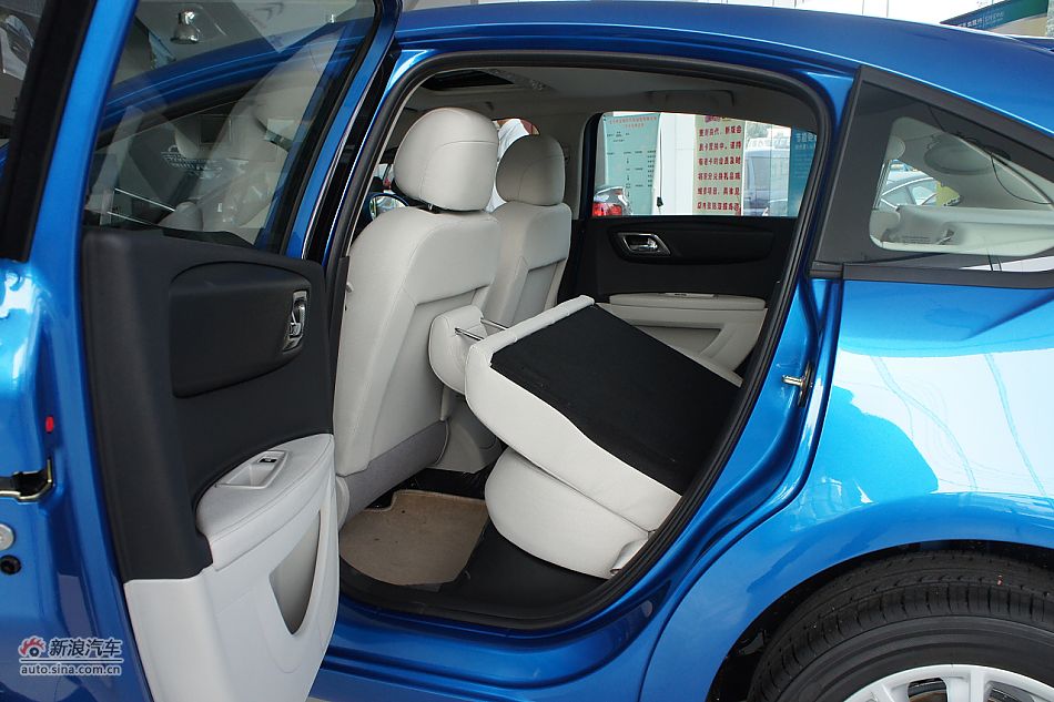 2011款世嘉两厢内饰图片