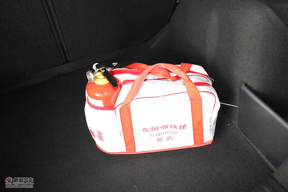 世嘉两厢发动机、底盘及后备箱