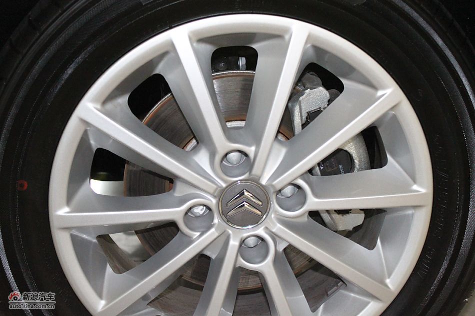 世嘉两厢发动机、底盘及后备箱