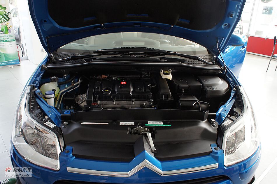 2011款世嘉两厢引擎图片