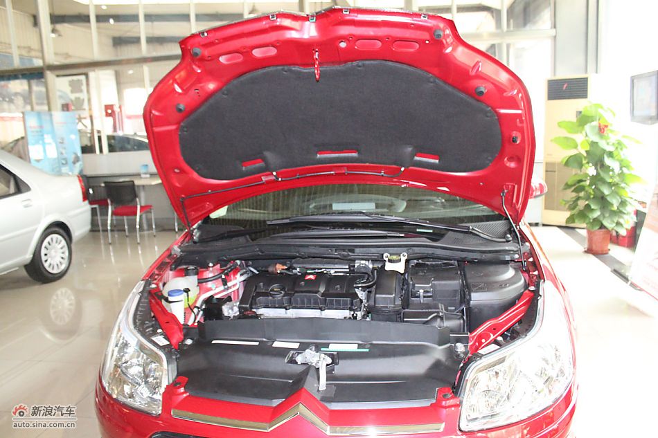 世嘉两厢发动机、底盘及后备箱