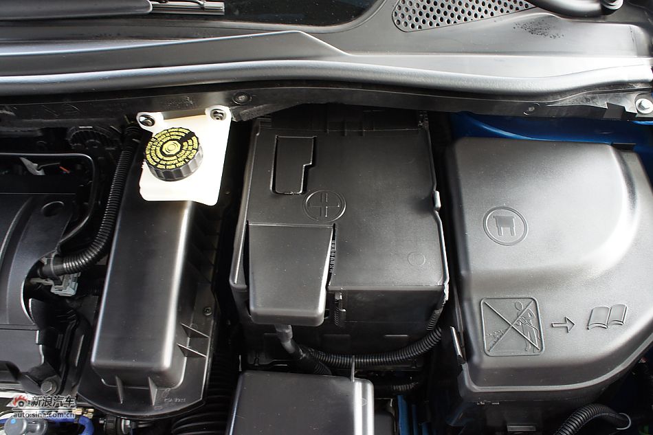 2011款世嘉两厢引擎图片