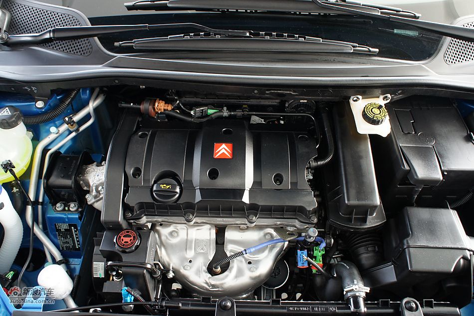 2011款世嘉两厢引擎图片