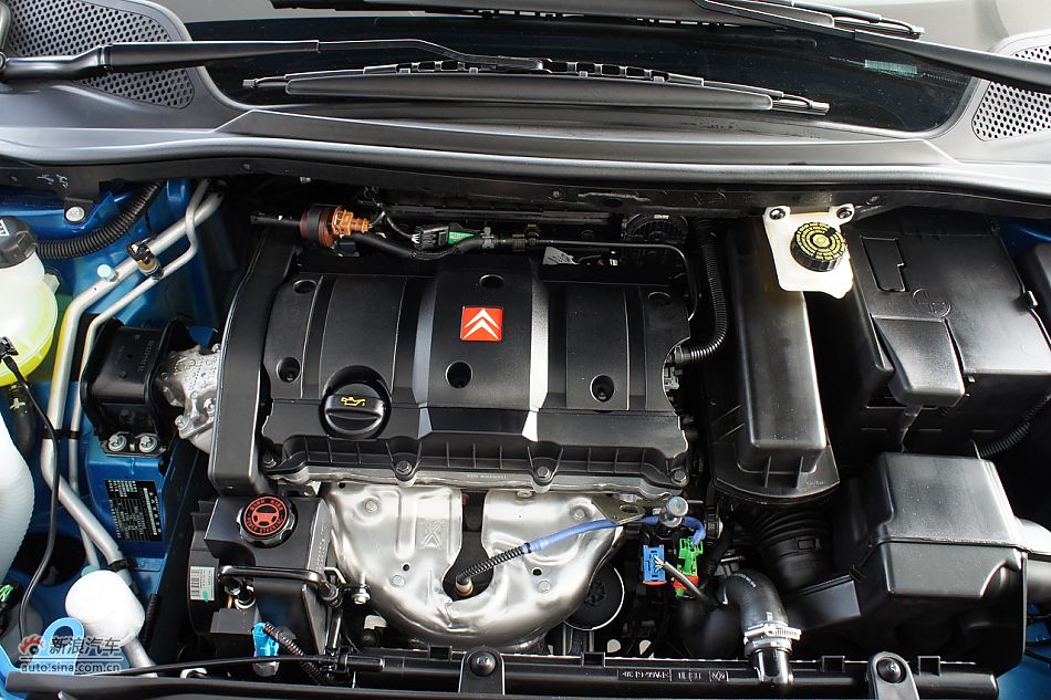 2011款世嘉两厢引擎图片