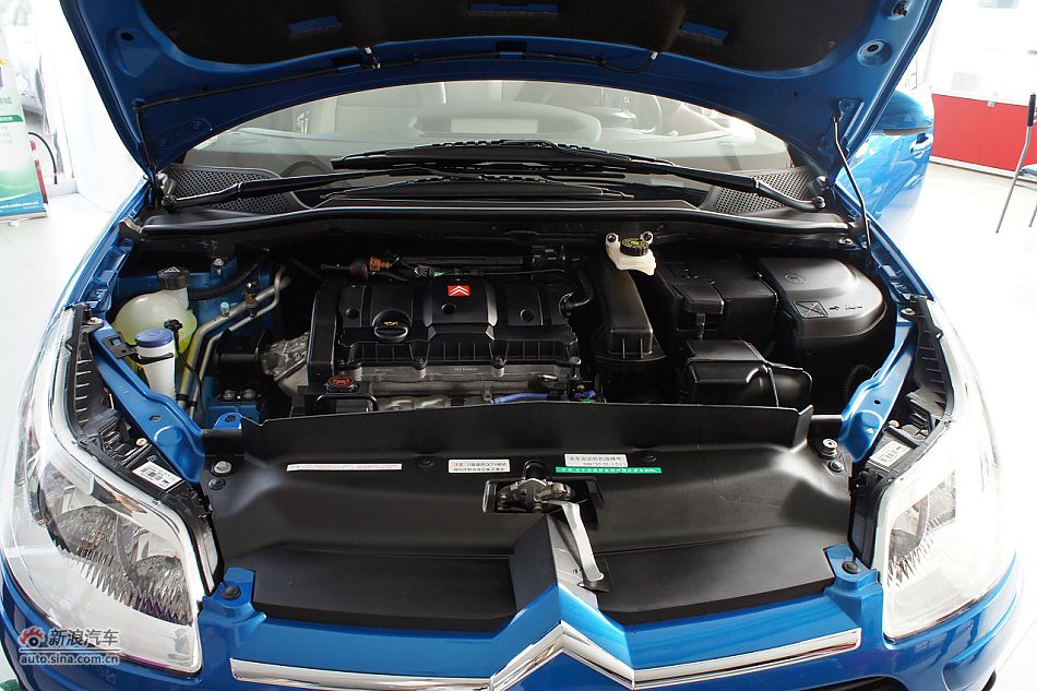 2011款世嘉两厢引擎图片