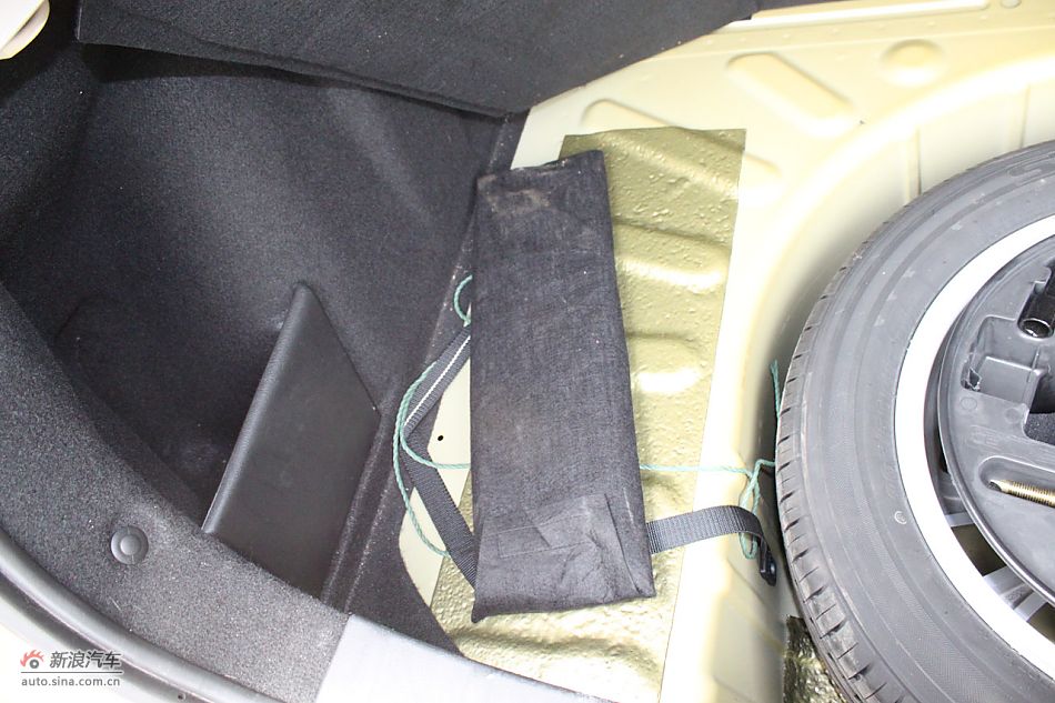 世嘉两厢发动机、底盘及后备箱