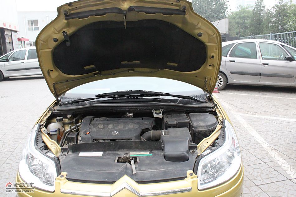 世嘉两厢发动机、底盘及后备箱