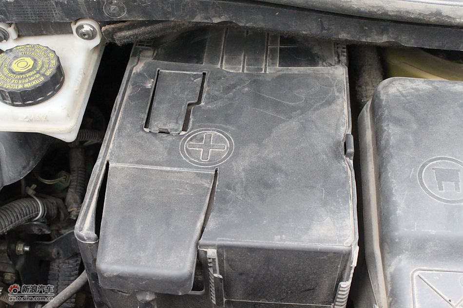 世嘉两厢发动机、底盘及后备箱