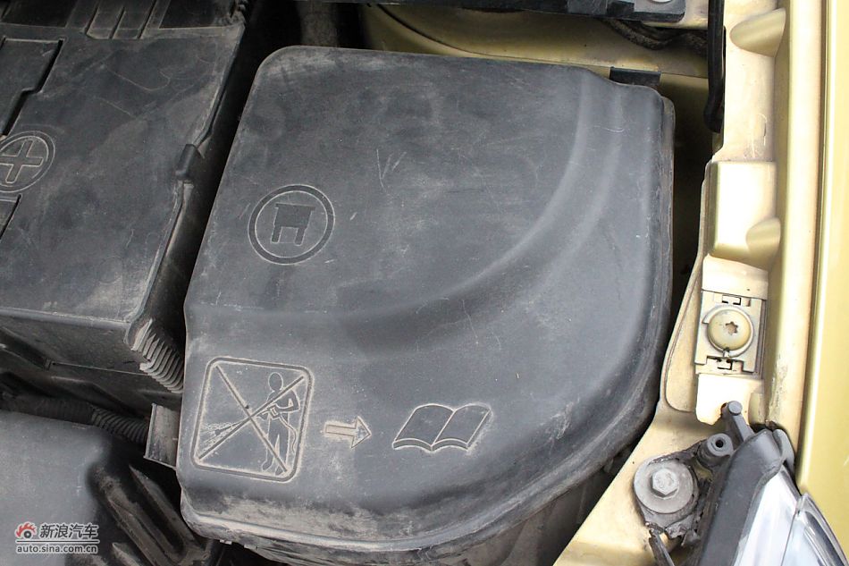 世嘉两厢发动机、底盘及后备箱