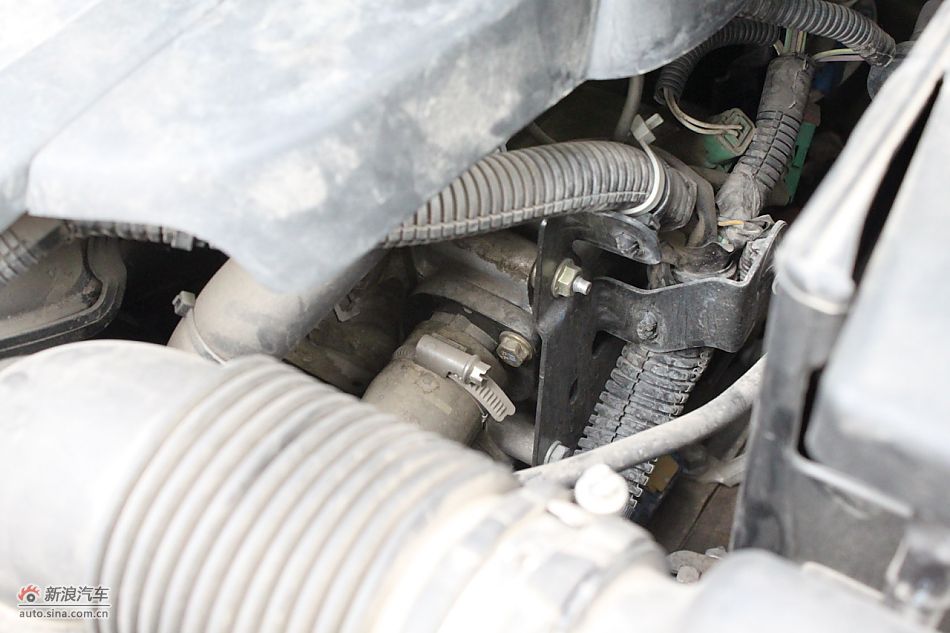 世嘉两厢发动机、底盘及后备箱