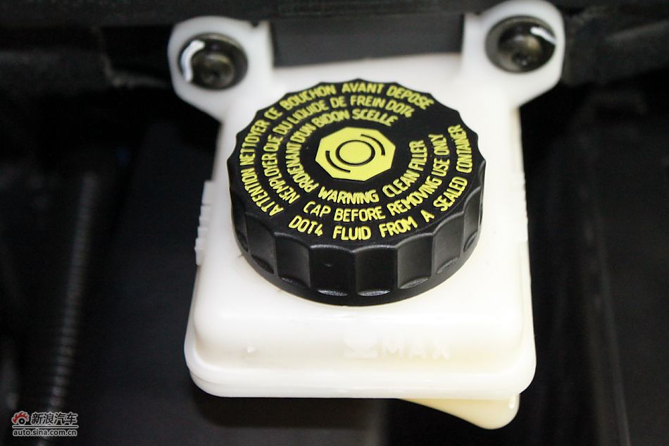 世嘉两厢发动机、底盘及后备箱