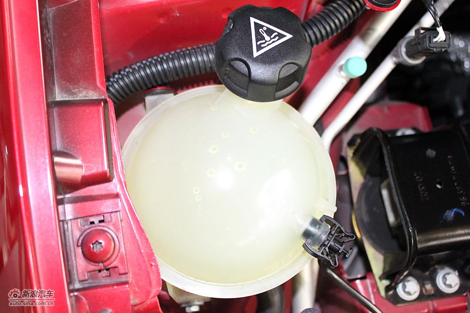 世嘉两厢发动机、底盘及后备箱