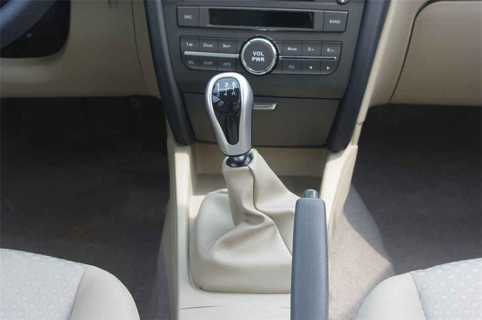 2012款 1.5L MT 舒适版 内饰