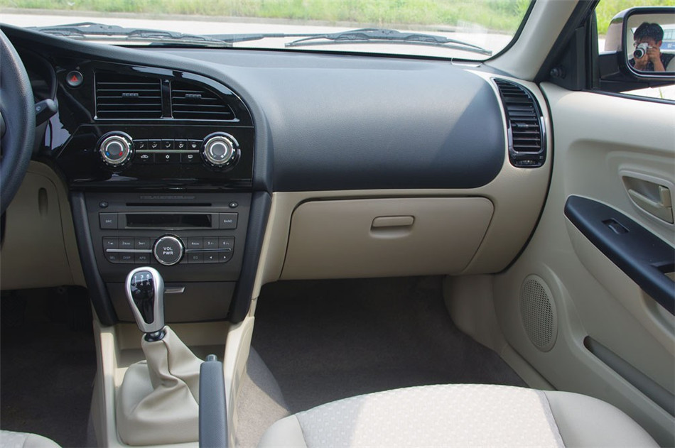 2012款 1.5L MT 舒适版 内饰