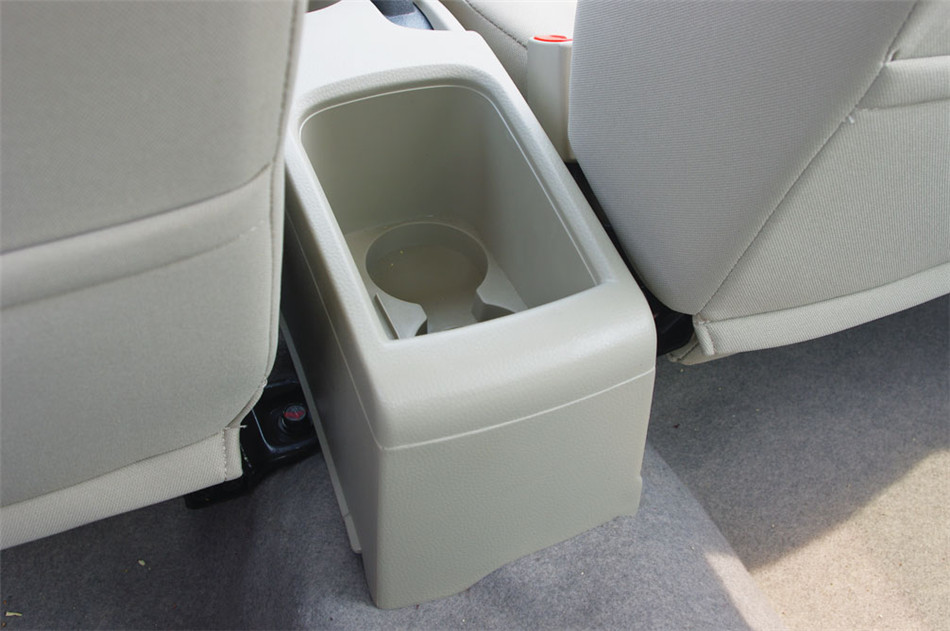 2012款 1.5L MT 舒适版 座椅空间