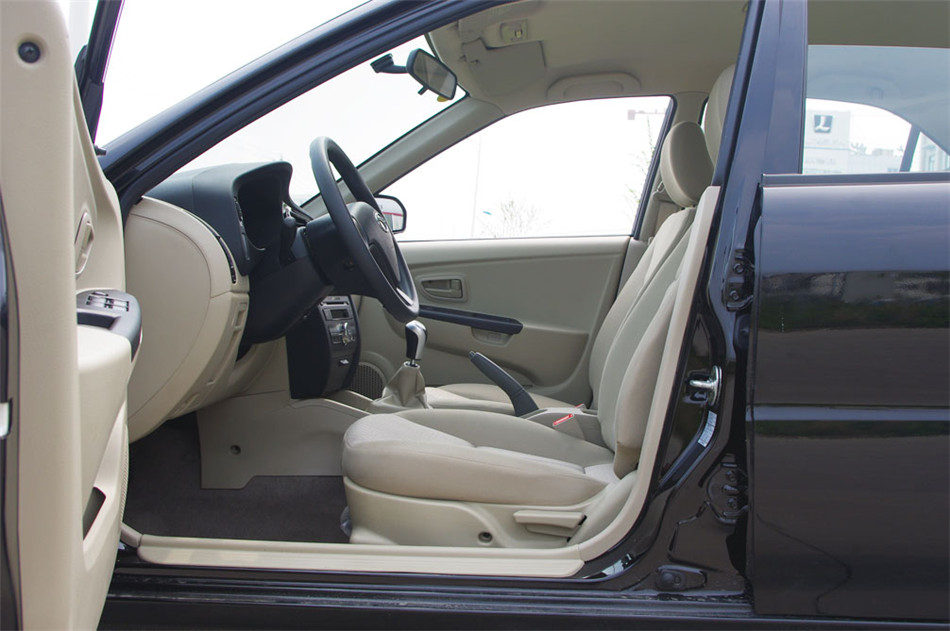2012款 1.5L MT 舒适版 座椅空间