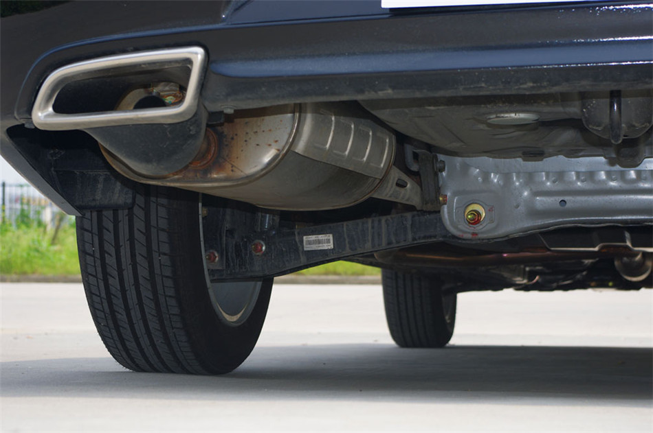 2012款 1.5L MT 舒适版 引擎底盘