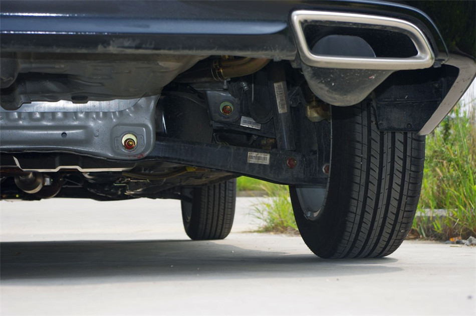 2012款 1.5L MT 舒适版 引擎底盘