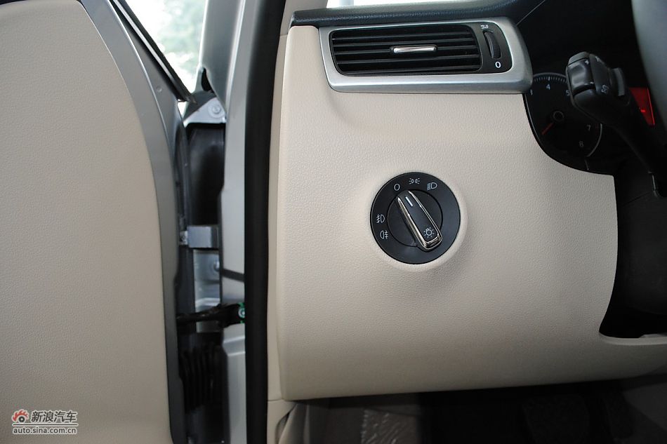 2011款新宝来内饰
