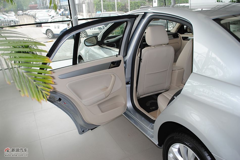 2011款新宝来内饰