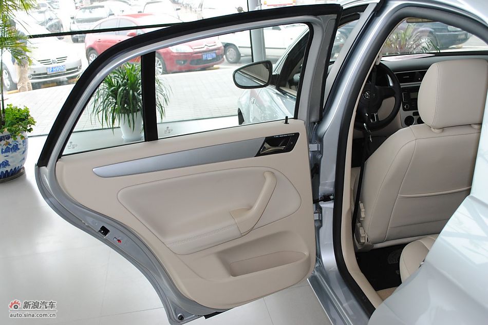 2011款新宝来内饰