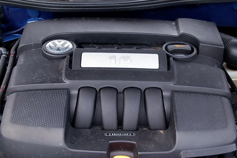 新宝来试车实拍图发动机细节