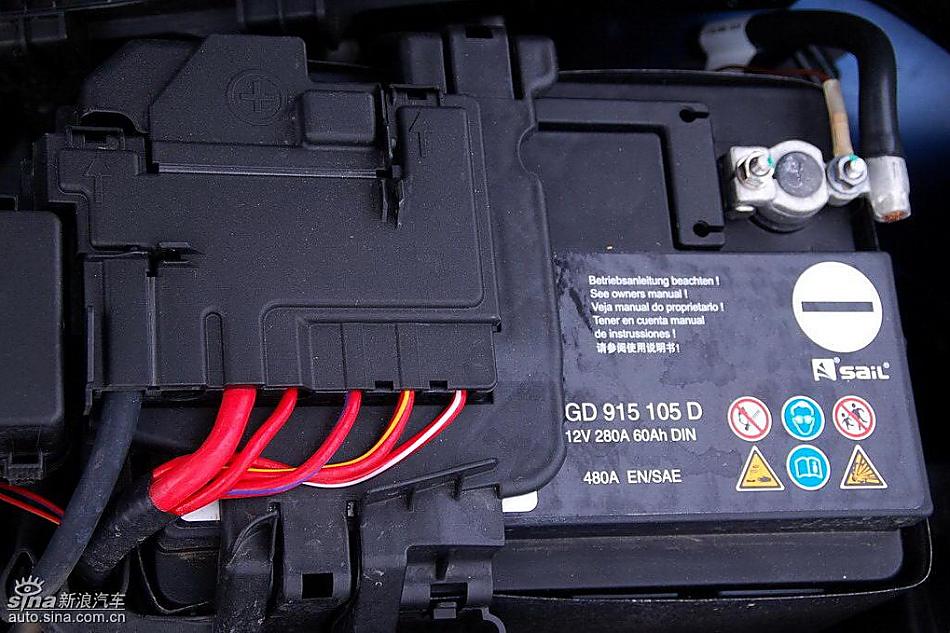 新宝来试车实拍图发动机细节