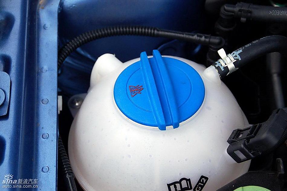新宝来试车实拍图发动机细节