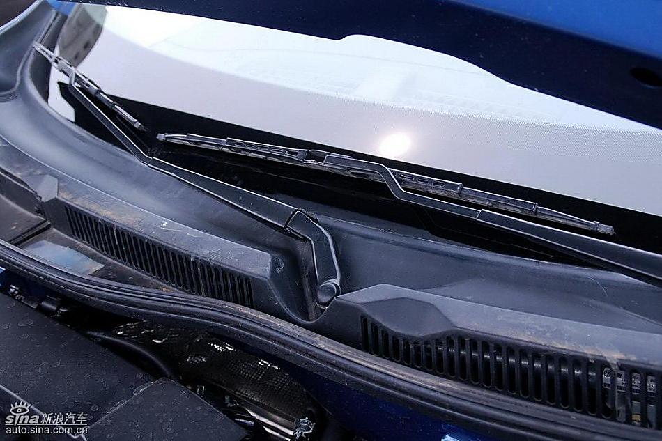 新宝来试车实拍图发动机细节