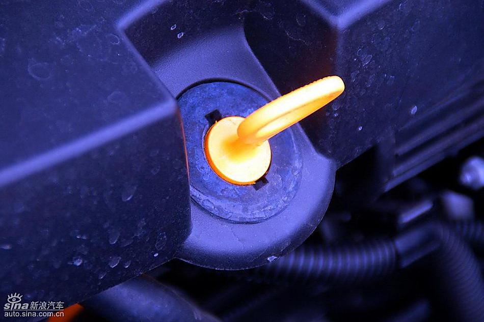 新宝来试车实拍图发动机细节