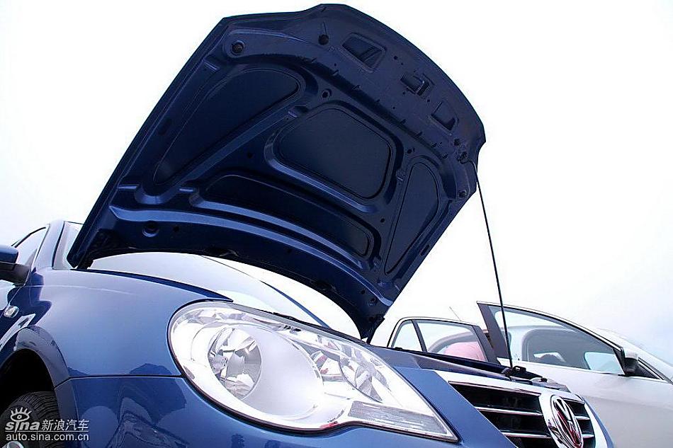 新宝来试车实拍图发动机细节