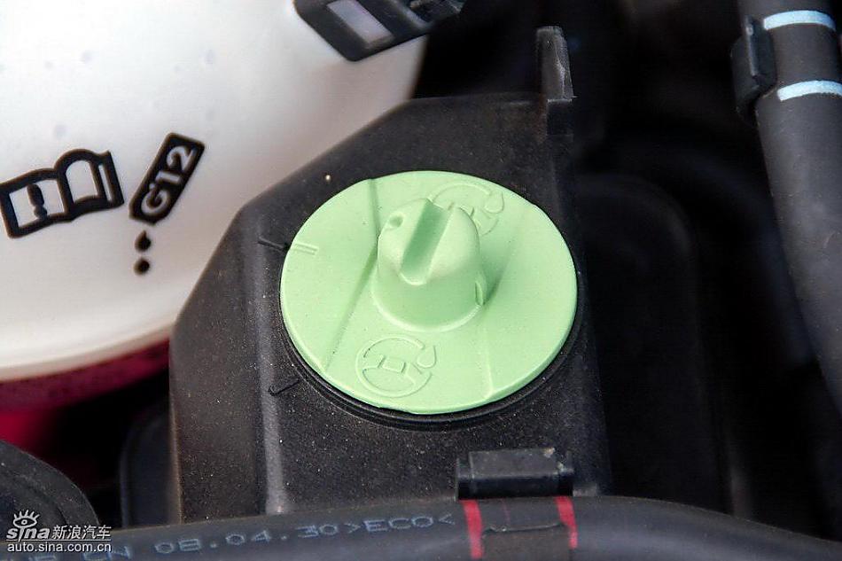 新宝来试车实拍图发动机细节