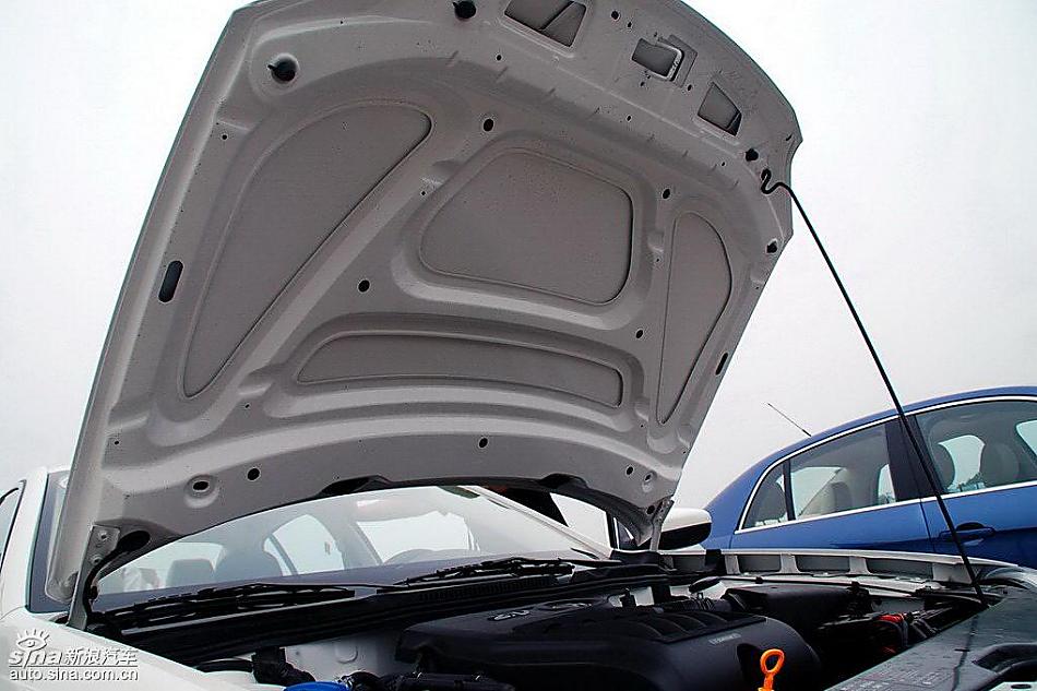 新宝来试车实拍图发动机细节