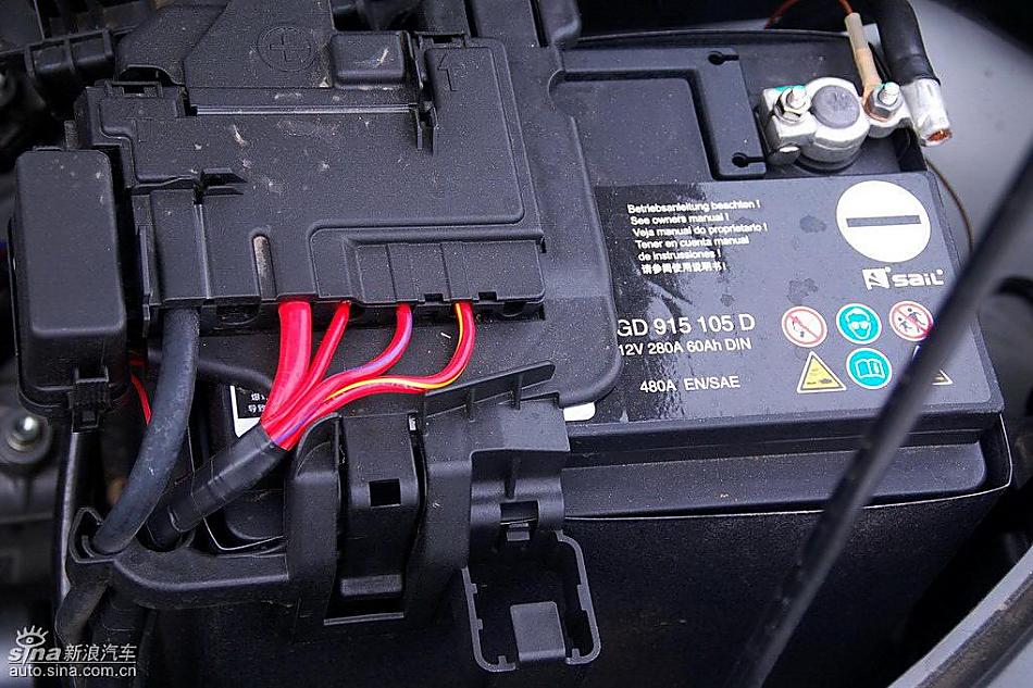 新宝来试车实拍图发动机细节