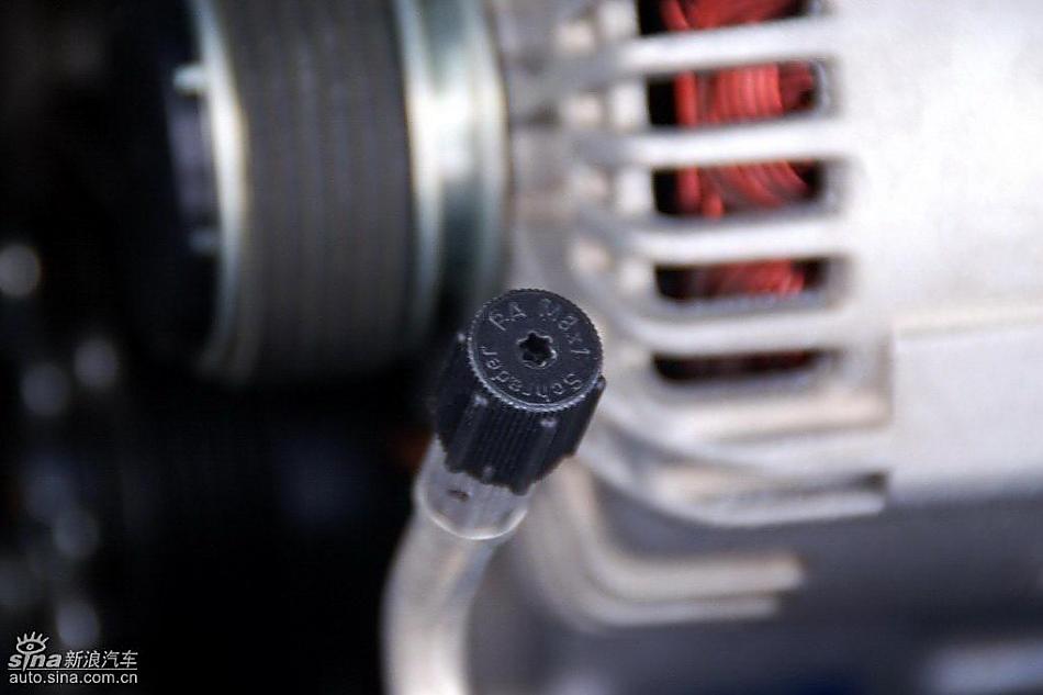 新宝来试车实拍图发动机细节