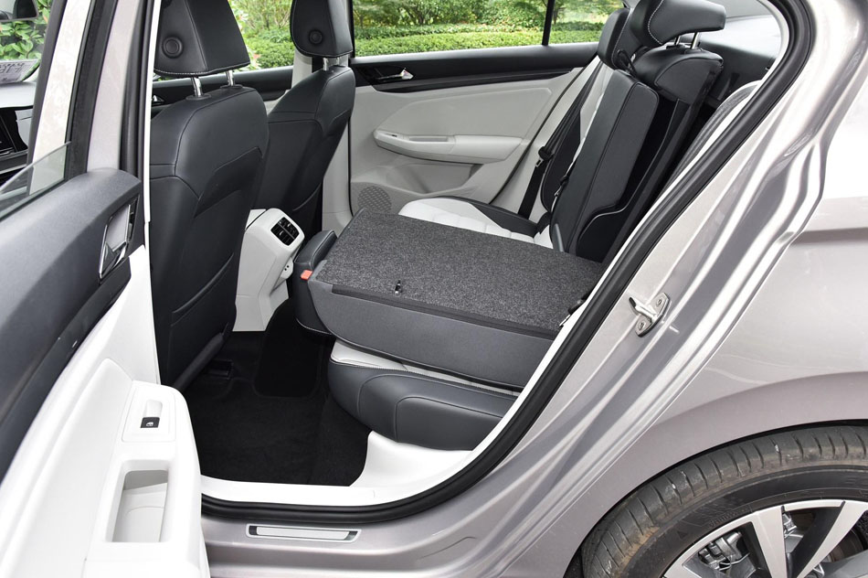 2019款 280TSI DSG豪华型 座椅空间