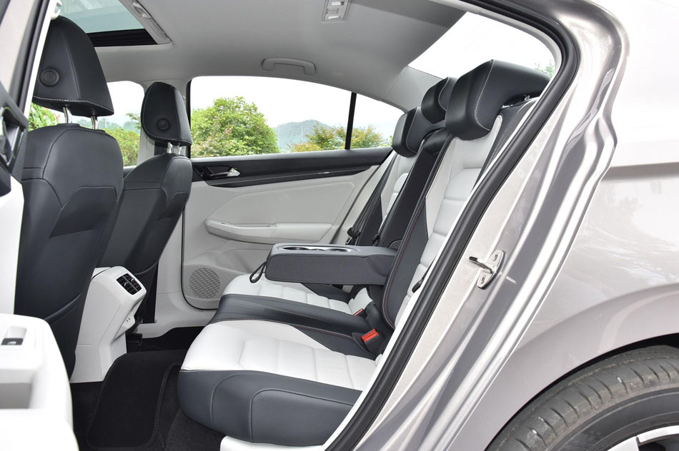2019款 280TSI DSG豪华型 座椅空间