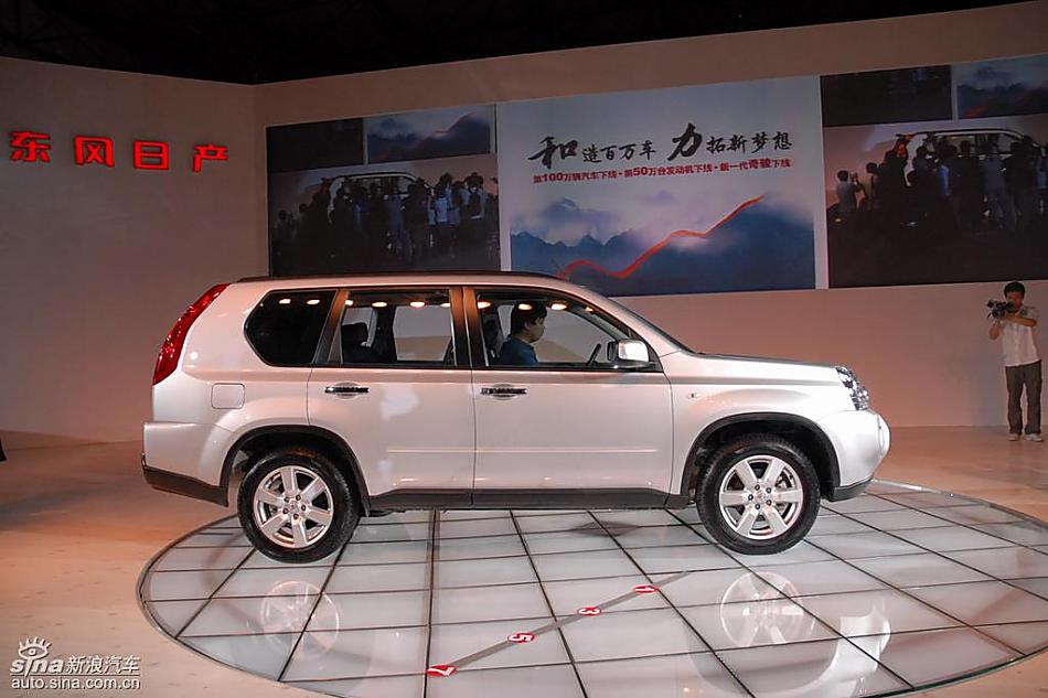 东风日产新一代奇骏下线现场图