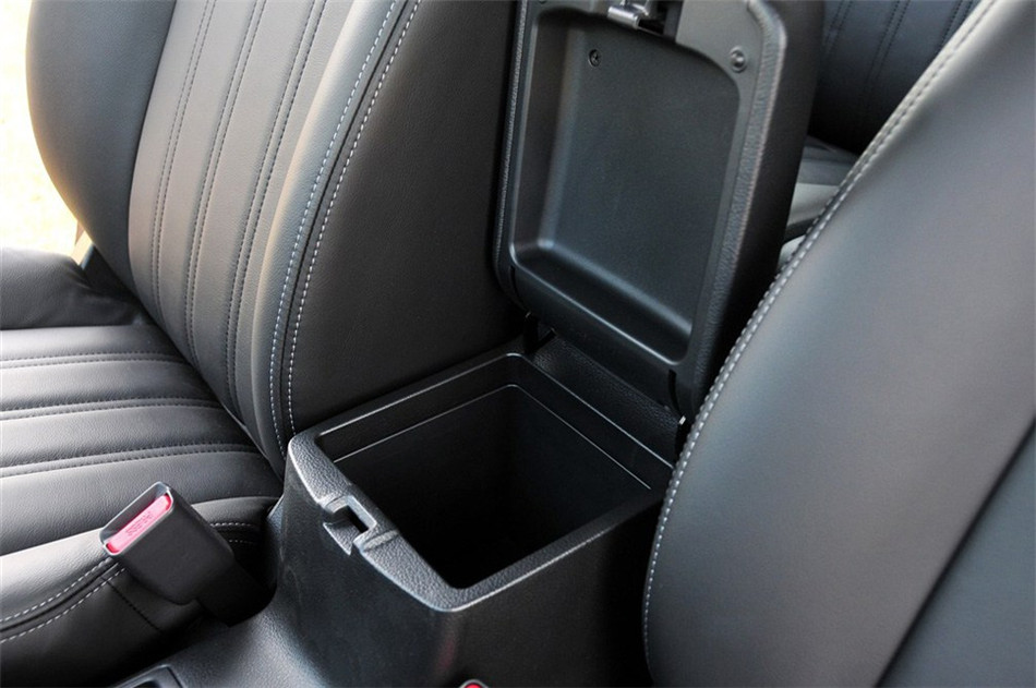 2012款 2.5L 四驱 CVT XV至尊版 座椅空间