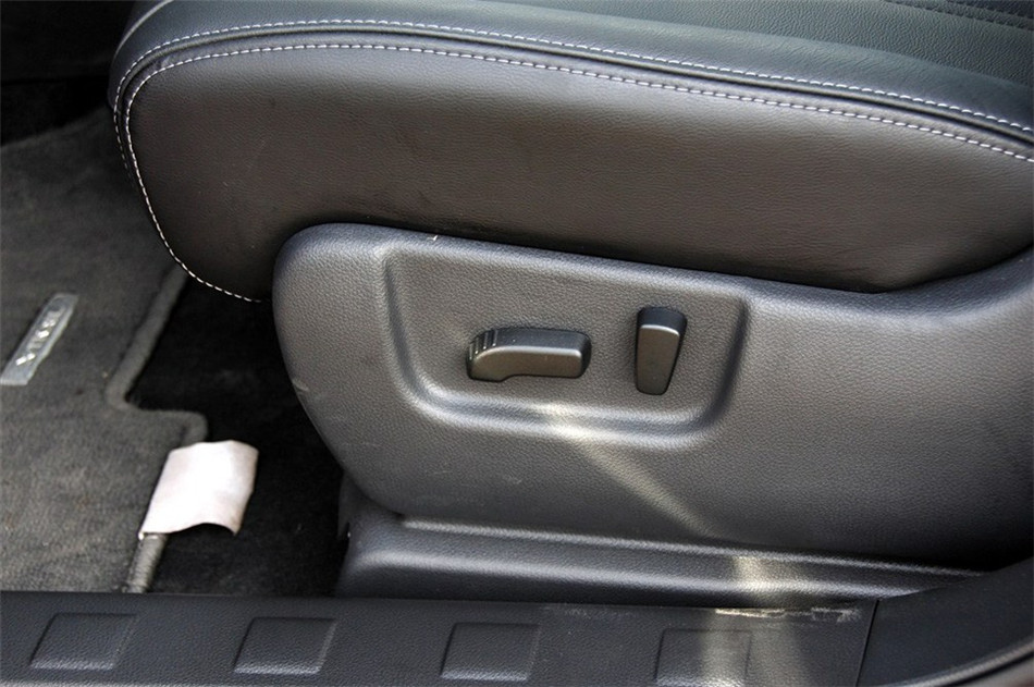 2012款 2.5L 四驱 CVT XV至尊版 座椅空间