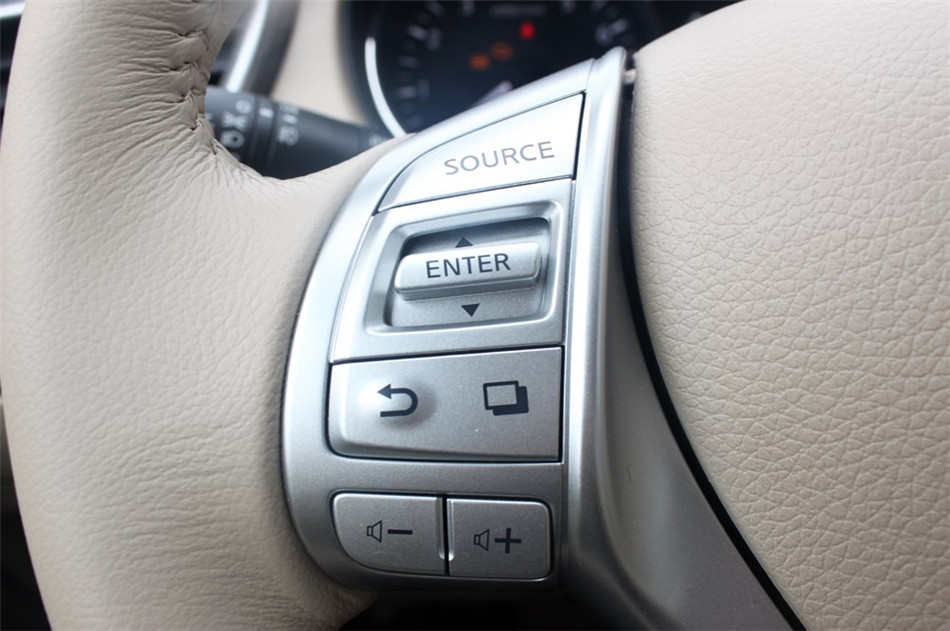 奇骏 2014款 四驱 2.5L CVT 至尊版 内饰