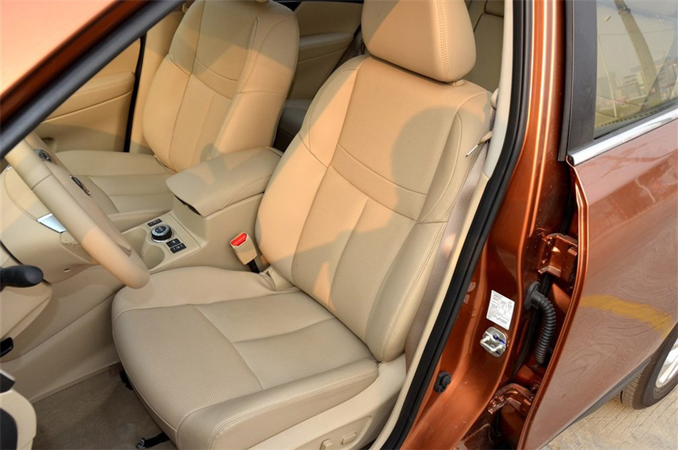 奇骏 2014款 四驱 2.5L CVT 至尊版 座椅空间