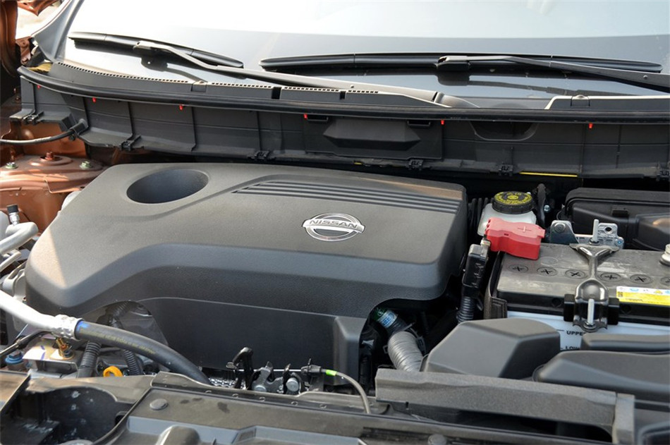 奇骏 2014款 四驱 2.5L CVT 至尊版 引擎底盘