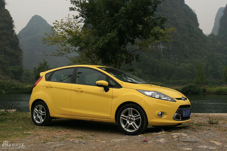 新嘉年华1.5L手动时尚限量版 