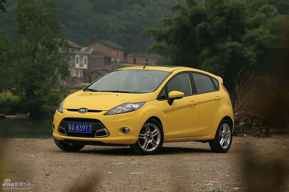 新嘉年华1.5L手动时尚限量版 