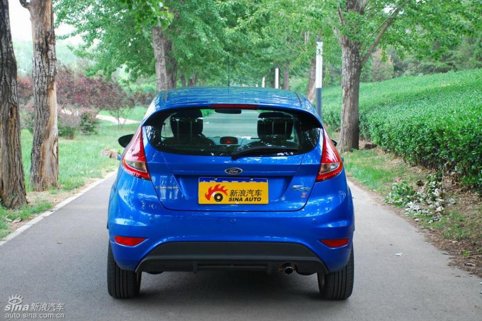 新嘉年华两厢手动运动型外观