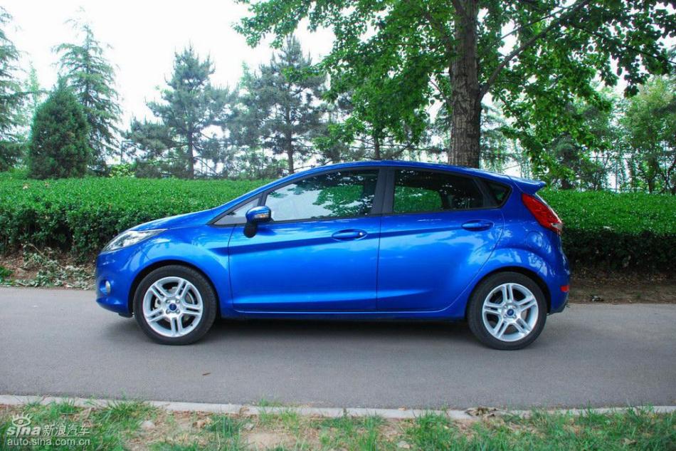 新嘉年华两厢手动运动型外观