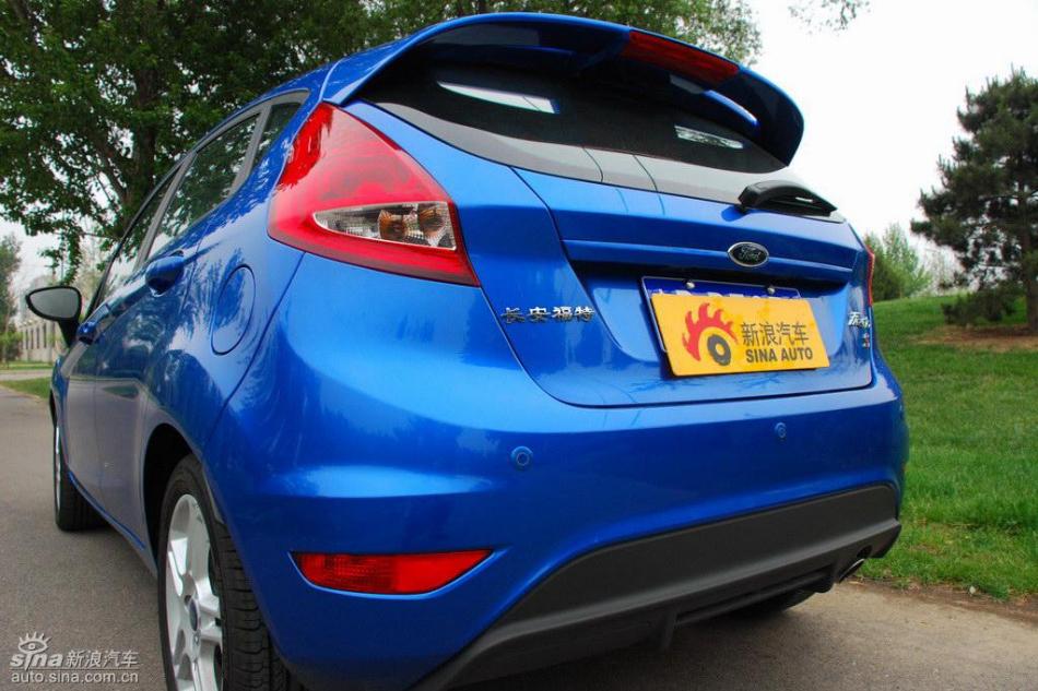 新嘉年华两厢手动运动型外观